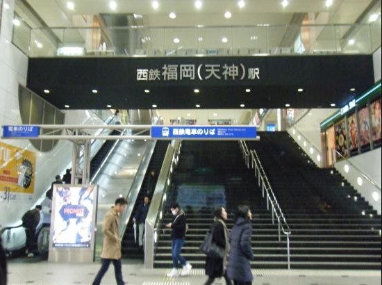 西鉄福岡(天神)駅。
ここはただのターミナルではありません。
“パンチラスポットの宝庫”と呼ばれる理由が、そこかしこに仕込まれているのです。