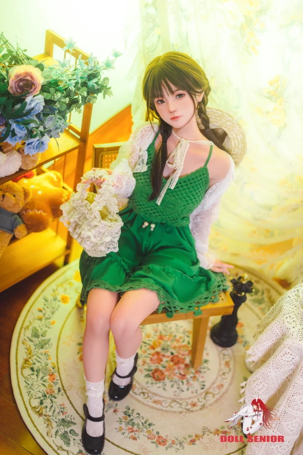 Doll Senior 弥耶 148cm|清楚なのに大胆。万能型ラブドールの決定版
「かわいいだけじゃ、物足りない」そんなあなたに。
Doll Seniorの148cm Dカップモデル「弥耶(やや)」は、アイドル系ルックスとリアルなボディ造形のバランスが絶妙。
どの角度から見ても“清潔感があるのに誘われる”不思議な魅力があり、一体で完成している感があります。