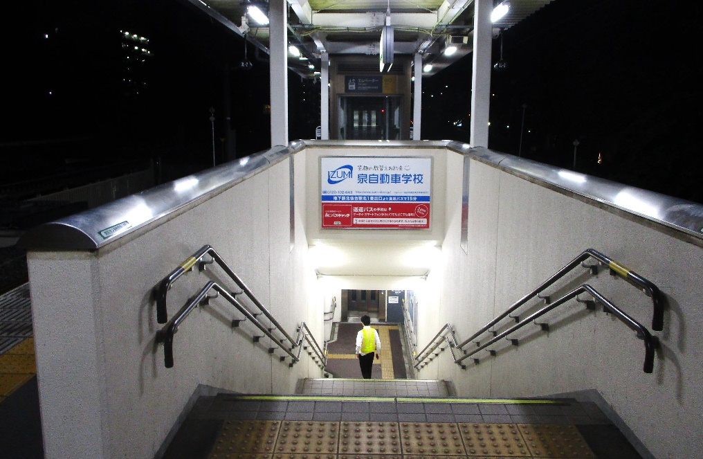 地下鉄南北線・北仙台駅の地上出口へと続く階段。列車風（ピストン効果）が強く吹き上がる。
