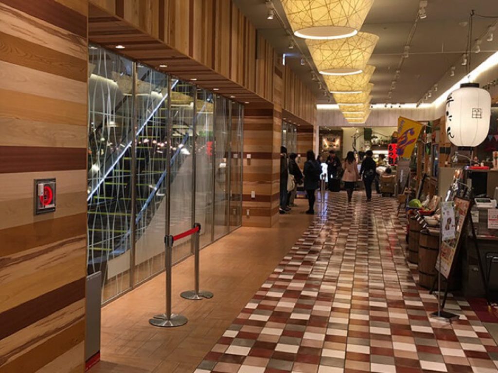 仙台パルコ2の洗練された吹き抜けとエスカレーター。気圧差による上昇気流が発生するパンチラポイント。