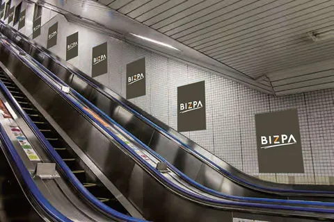 仙台駅地下にある仙石線へ続く東北最大級の長いエスカレーターの様子。