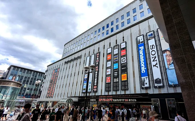 仙台駅東口の最新スポット、ヨドバシ仙台第1ビルの外観。デッキ直結のエスカレーター付近はビル風の通り道。